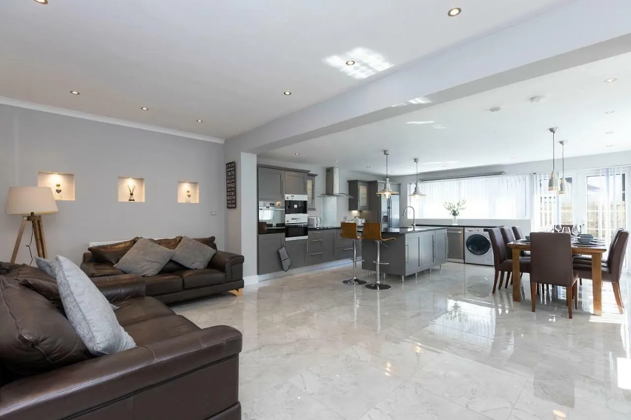 Chestnut House, Beautiful, Spacious & Comfortable Belfast 0*,  Verenigd Koninkrijk